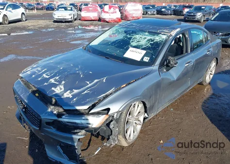 2021 Volvo S60 T5 Momentum z USA, uszkodzony, nr VIN 7JR102TZ1MG113089